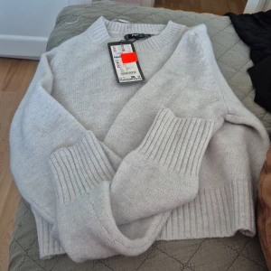 Stickad tröja - En jättefin stickad tröja med prislapp kvar 
