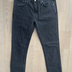 Nudie lean dean - Säljer nu dessa lean dean då de är för små för mig! | Storlek 31/32. | Midjemått 40-43, Landningshöjd 25, Total längd 108, Längd från gren till fåll 78, Höftvidd 50, Innesömnsvidd 16. | Bedöm skick utifrån bilder. | Släng iväg en signal vid funderingar så svarar jag snabbt. |
