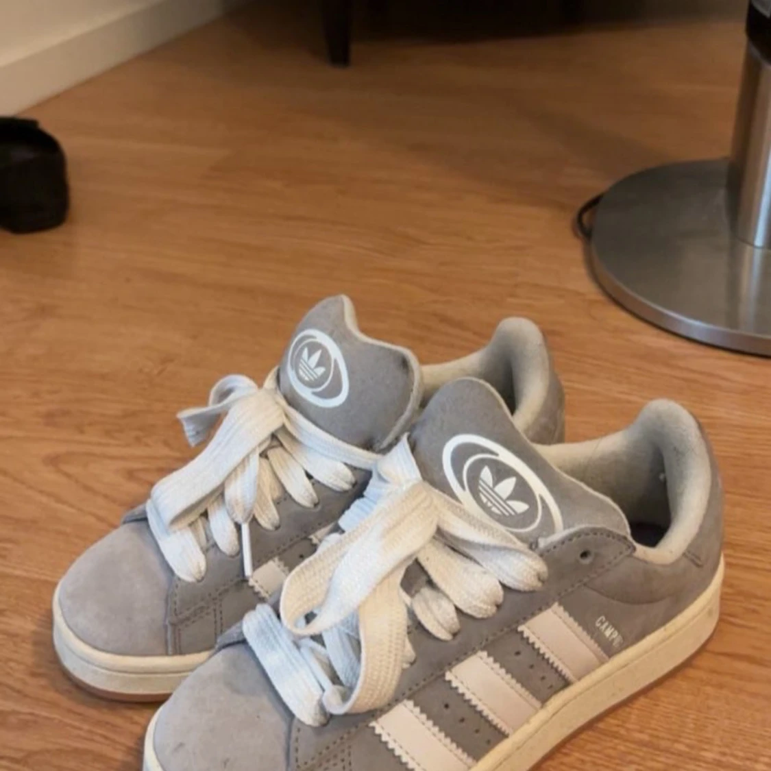 Grå Adidas Campus sneakers  - 1