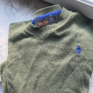 Grön merinoull tröja från morris - Säljer en sjukt snygg v neck, merinoull tröja från morris. Säljer eftersom den är lite för stor och kommer inte till användning. (Står storlek L fast sitter som M)