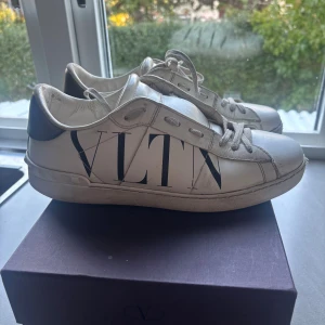 Valentino Garavani sneakers  - Snygga vita sneakers från Valentino Garavani. Bra skick defekterna syns på bilderna, säljer pga för stora ❤️box tillkommer 