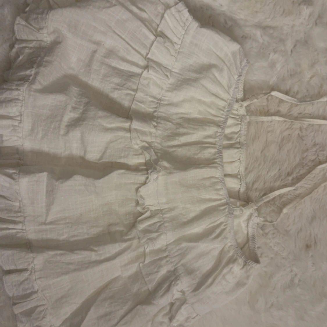 Vit volangig linnetopp med smala axelband - 2