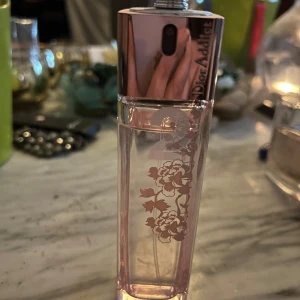 Dior Addict 2 Eau de Toilette - Dior Addict 2 by Dior is a Floral Fruity fragrance for women. Dior Addict 2 was launched in 2005.Top notes are Grapefruit, Freesia, Orange and Bergamot; middle notes are Pomegranate, Lotus, Watermelon, Pineapple and Lily-of-the-Valley; base notes are White Musk, Cedar and Sandalwood. Exklusiv och efterfrågad doft.