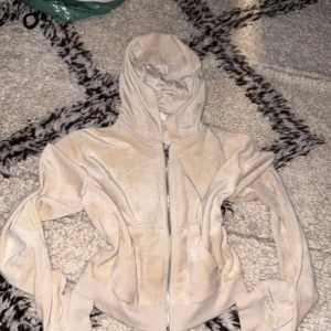 Beige zip up hoodie - Basic beige zip up hoodie. Bra skick använd bara 1-2 gånger. Storlek: S
