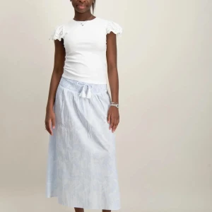 Ljusblå långkjol  - Superfin ljusblå långkjol med mönster och töjbar midja med knytband och tofsar. Kjolen är luftig och har en avslappnad passform, perfekt för varma dagar. Endast använd ett fåtal gånger. Pris kan diskuteras🩷