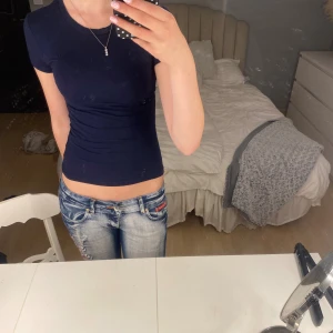 Mörkblå tight t-shirt Gina Tricot XS - Jätteskön basic T-shirt som passar till allt!!😊