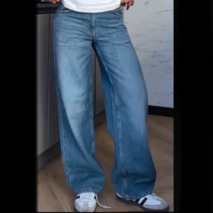Weekday Ample wide jeans blå - Säljer ett par Weekday Ample jeans i blå denim. De har låg midja, raka och vida ben samt en loose fit. Jeansen är i helt nyskick med prislappen kvar!