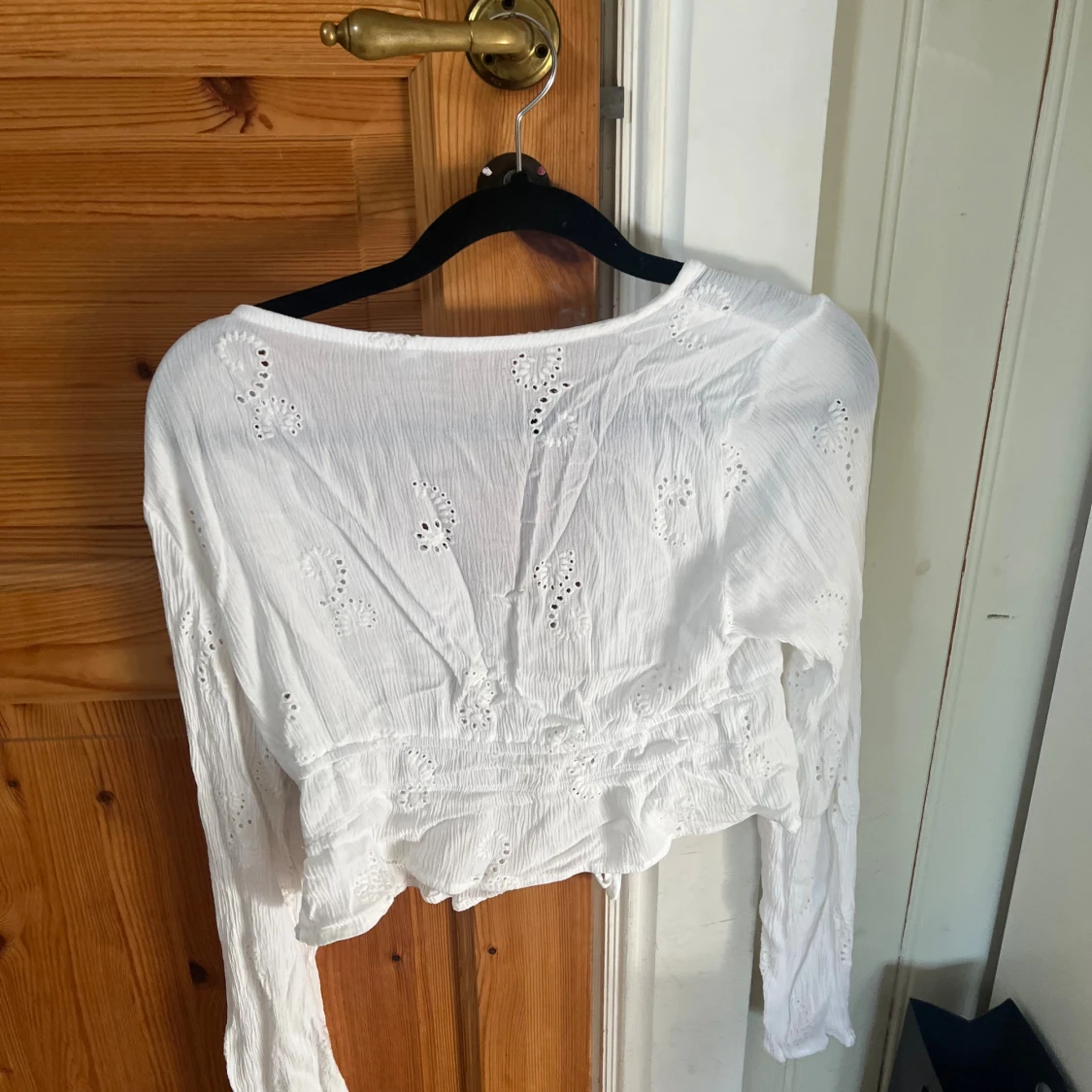 Vit blus med snörning och broderi - 2