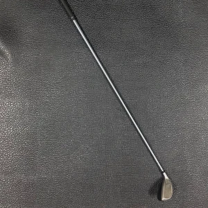 King Cobra Baffler 4/R 26° Hybrid - King Cobra Baffler 4/R hybridklubba med 26° loft. Klubban är i gott begagnat skick med synliga bruksspår men inga större defekter. Perfekt för dig som söker en pålitlig hybrid för längre slag från fairway eller ruff.