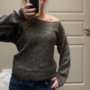 Brun stickad off-shoulder - Super söt oanvänd brun stickad off-shoulder tröja från Pull&bear. Denna tröjan passar perfekt nu till hösten då det blir lite kallare. Tröjan är endast prövad💗