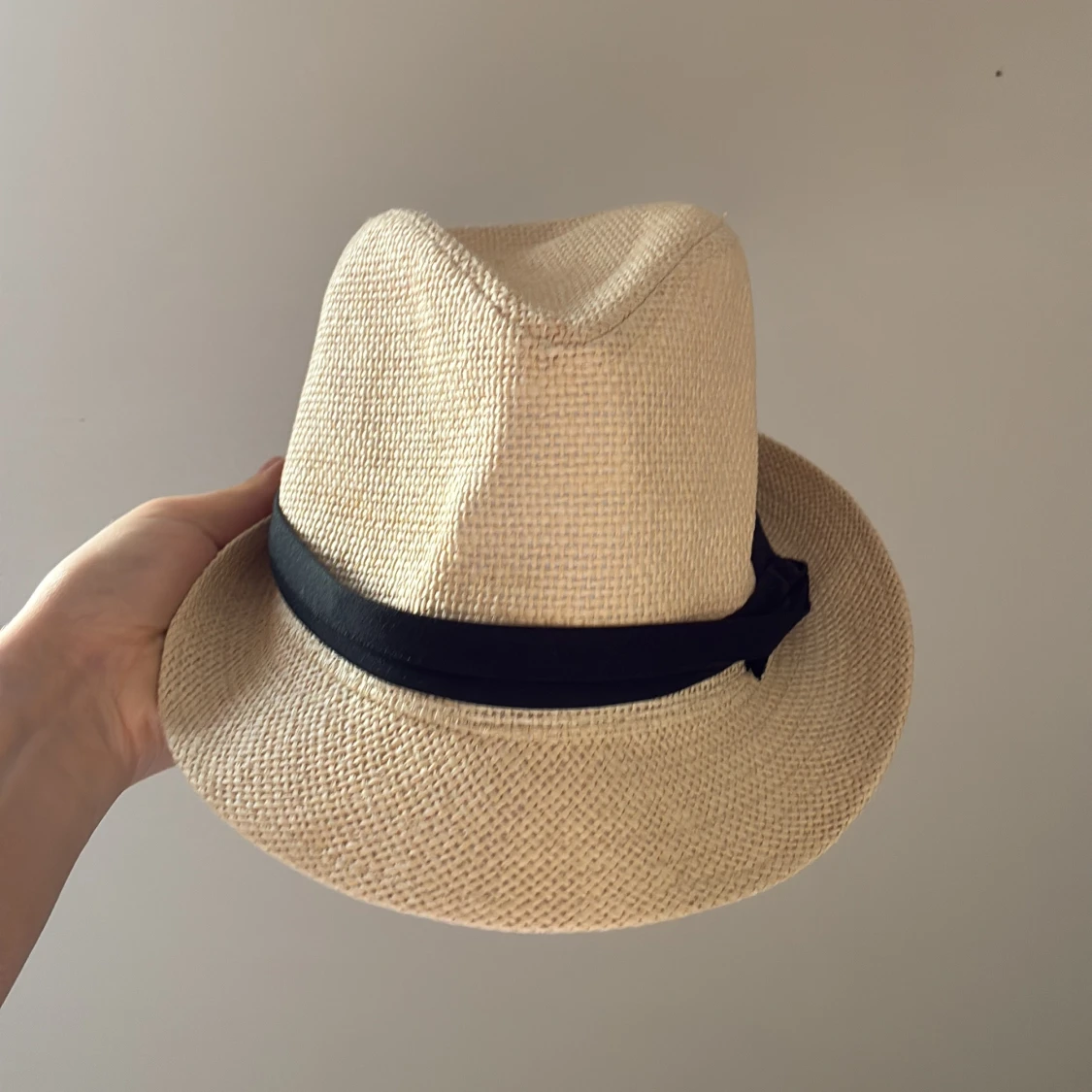 Beige stråhatt med svart band från New Yorker - 1