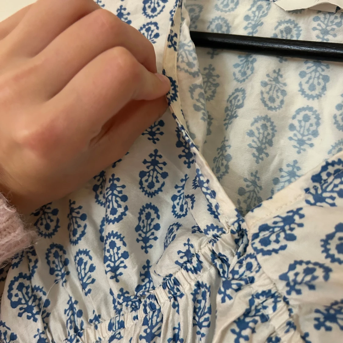 Vit och blå blommig blus med puffärm - 1