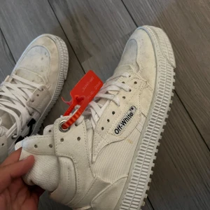 Off-White vita high-top sneakers - Storlek 40 men passar 41. Ny pris 5899