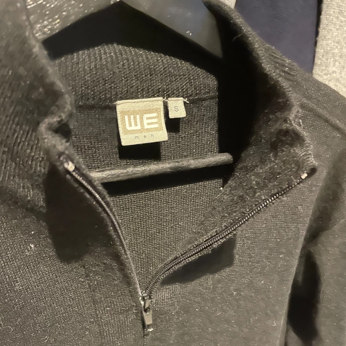 Svart stickad tröja - 1