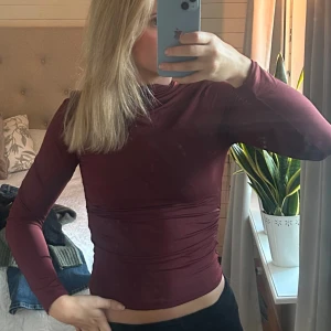 Vinröd topp - Vinröd topp från strandivarius. Väldigt bra skick 🫶