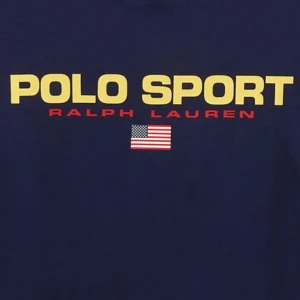 Polo Sport t-shirt från Ralph Lauren - Mörkblå t-shirt från Polo Sport Ralph Lauren med stor gul logga och amerikansk flagga på bröstet. Klassisk rund hals och korta ärmar. Skön bomullskvalitet som passar perfekt till en avslappnad streetstyle.
