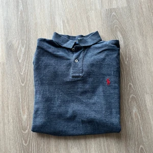 Mörkblå pikétröja från Ralph Lauren - Säljer en mörkblå pikétröja från Polo Ralph Lauren | Uppskattas till 175cm till 185 cm | skriv om funderingar! 