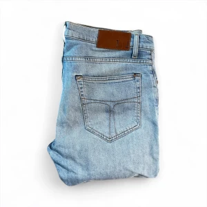 Tiger Of Sweden Jeans - Galet feta Tiger Of Sweden jeans | tvärfet färg | väldigt eftertraktade | skick 9/10 | storlek: W31 | kan gå ner i pris vid snabb affär‼️| kom gärna med bud och hör av dig vid minsta lilla fråga😁✌️