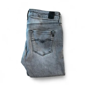 Replay Jeans - Galet feta replay jeans | tvärfet färg | väldigt eftertraktade | skick 8,5/10 | storlek: W27 | kan gå ner i pris vid snabb affär‼️| kom gärna med bud och hör av dig vid minsta lilla fråga😁✌️