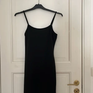Klänning - Säljer dena eleganta klänningen eftersom att den är för liten för mig. Den har en medelstor slits på sidan av vaden. 