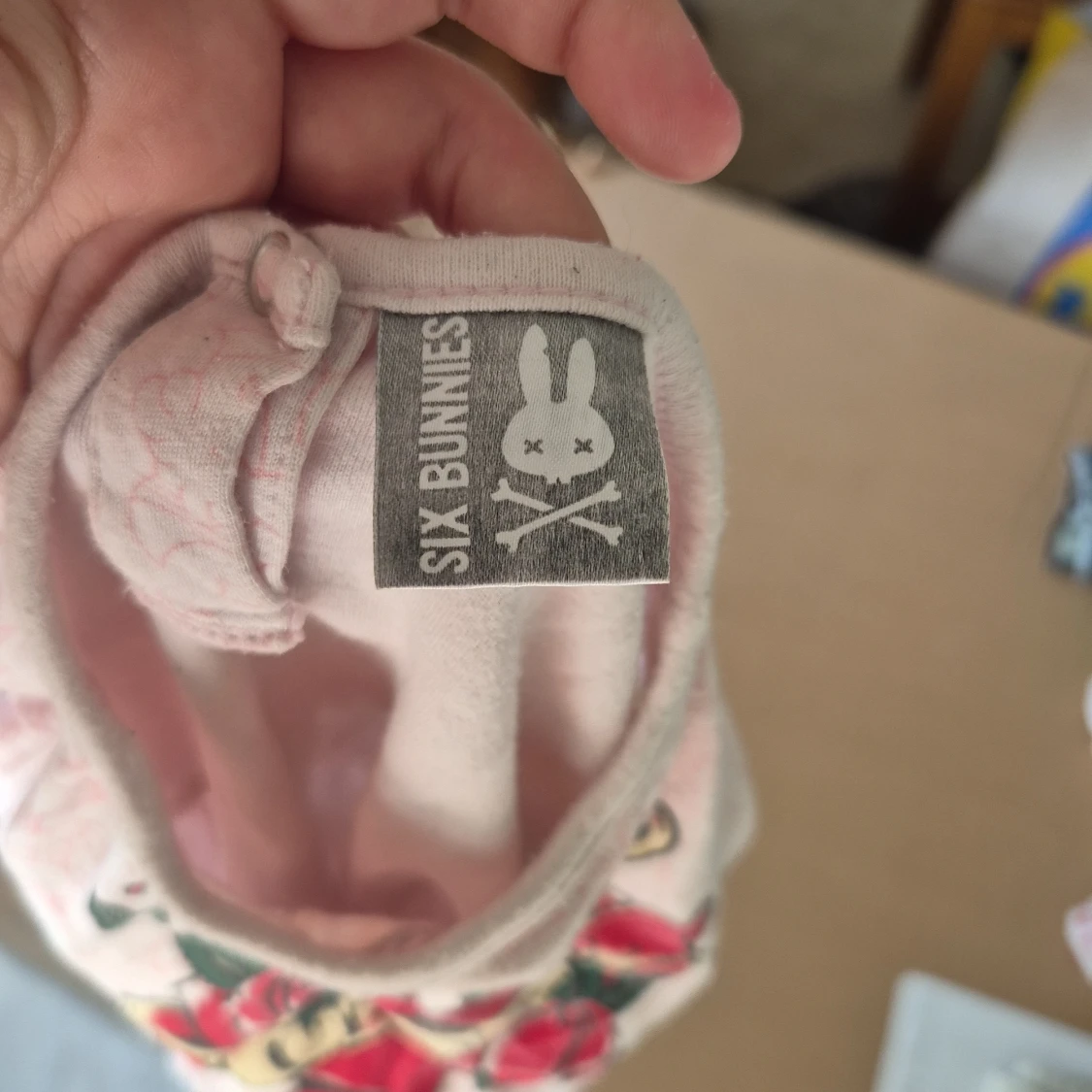 Vit topp med ros-tryck från Six Bunnies för barn - 2