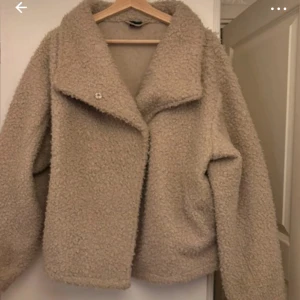 Beige teddyjacka/kappa Gina tricot  - Säljer min fina kappa/teddyjacka från Gina tricot, använd en höst, finns inte kvar på sidan!!