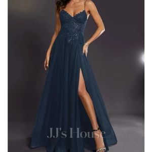 Balklänning - En fin balklänning från JJ’s house. Använd endast en gång så den är fortfarande i nyskick. Den är mörkblå i storlek 32 men passar även mig som brukar ha 34. Nypris 2000kr + frakt. Pris kan alltid diskuteras!