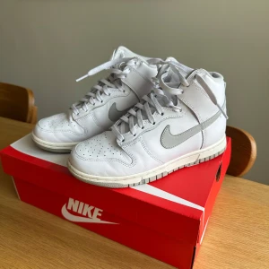 Nike dunk high - Superfint skick! Använda endast 2 gånger. Orginalkartong medföljer, även gråa snören. 