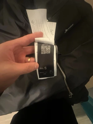 Svart pufferjacka Moose Knuckles S - Svart pufferjacka från Moose Knuckles i storlek S. Jackan har huva med pälsdetalj, flera dragkedjor och fickor med knappstängning. Snyggt broderad logga på ärmen och insidan. Perfekt för kalla dagar och har en riktigt schysst streetstil. Skön jacka varm därimot vill sälja den passar inte mig längre.