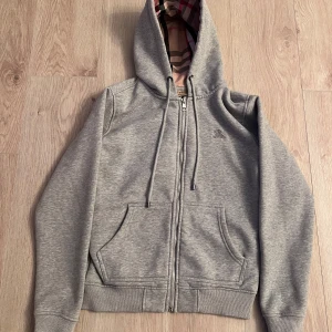 Grå Burberry kofta - Säljer en grå Burberry kofta. Den är i jättebra skick