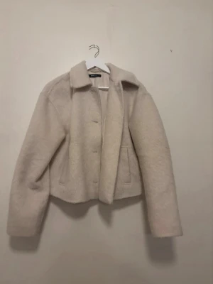 Beige jacka från Gina Tricot - En beige kappa/jacka från Gina, super snygg å skön men säljer för har så många jackor.
