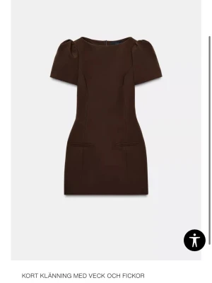 Kort brun klänning med fickor från zara - Virala klänningen från Zara, oanvänd! Högst bud vinner!