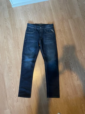 Replay  mörkblå jeans - Snygga mörkblå Replay jeans med klassisk femficksdesign och kontrastsömmar. Jeansen har en slim passform och är tillverkade i stretchigt denimmaterial för extra komfort. Märkesdetaljer syns på fickan och bak med Replay-logga. Jag säljer för dem är förstor för mig i midjan. dem är helt oanvända. nypris 799kr. Perfekt för en som är 155-162cm 
