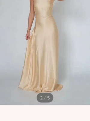 Balklänning  - Säljer min drömiga balklänning från bystina. Så fin gul långklänning med öppen rygg💛orginalpris: 1595 kr                                     Obs! Klänningen passar någon som är runt 1,60. Jag har klippt den för att passa mig som är lite kortare och använt vliselin för att få en snygg kant. Vliselinet har tyvärr gått upp så rekommenderar att sy upp klänning istället! Har inga andra defekter! Skriv gärna till mig om du har någon fundering eller önskar fler bilder💖