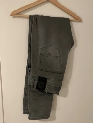 Replay Anbass grå jeans - Säljer ett par Replay Anbass jeans i storlek w30 L32 i mjukt bomullsmaterial med stretch. Har använts varsamt och har inga märkbara slitningar förutom etiketen bakom.