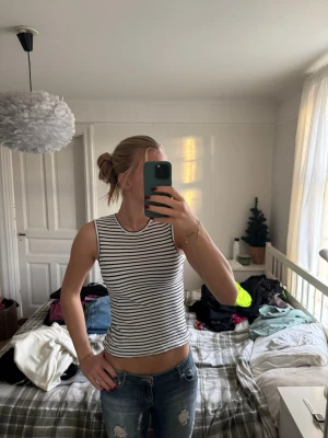 Super snyggt randigt linne  - Säljer detta snygga linne från Kappahl. Den har en cool look som passar till varmare dagar. Titta in på min sida för fler plagg. Köp bundel för lite rea! 