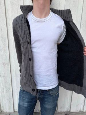 Fodrad Kabelstickad Cardiganjacka - En extremt fet cardiganjacka som passar perfekt till vintern! En av de snyggaste på marknaden enligt mig. Hör gärna av dig!