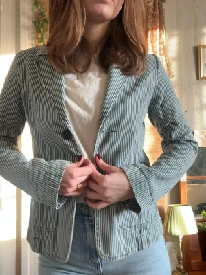 Fitted Jeanskavaj från Åhlens - Randig blå och vit jeanskavaj från gamla Åhlens, köpt på en retail butik men har själv endast använt den en gång, så väldigt fint skick🌞100% bomull 