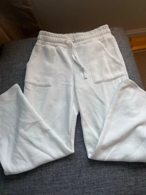 Vita mjukisbyxor från 157, storlek S - Säljer ett par vita mjukisbyxor från 157 i storlek S, passar nog folk med M också! Säljer för dom är förstora för mig. Dom är lite uppsydda. Passar nog ca 160 och kortare. Kanske längre lite osäker! Hör av dig om du undrar något!