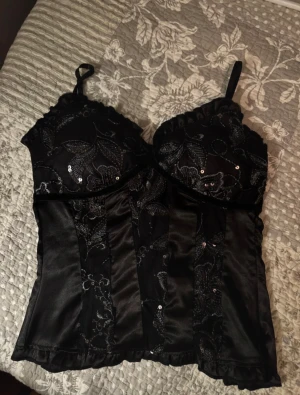 Korsett topp - Aldrig använd av mej men köpt secondhand, skitsnygg och passar perfekt till fest, vet ej storlek eller vart den är ifrån men passar mig som har small/ 75B i byst.                         Vill dock säga att den har ett hål över dragkedjan. Så fråga gärna om bilder!                       PRIS KAN DISKUTERAS💕
