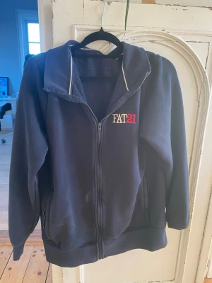 Fat21 zip - Säljer denna snygga fat21 zip tröjan, fat21 är alltså öl bryggeriet! Den är extremt bekvämlig men tyvärr för liten för mig