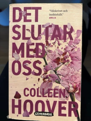 Det slutar med oss- bok - Säljer det slutar med oss som är en populär bok, från Colleen Hoover❤️