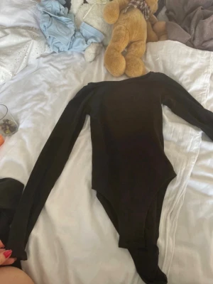 Svart body - Svart body vet tyvärr inte vart den är ifrån eller storlek men skulle säga en xs/s! Skulle tro att den är från Zara 