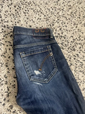 Dondup george jeans - Ett par riktigt feta dondup george jeans. Som är i riktigt bra skick👍det står qtt det är i storlek 36 men sitter som 32/31 eftersom modellen george är skinny fit så om man vill att de ska sitta slim fit så ska man ha 32/31.
