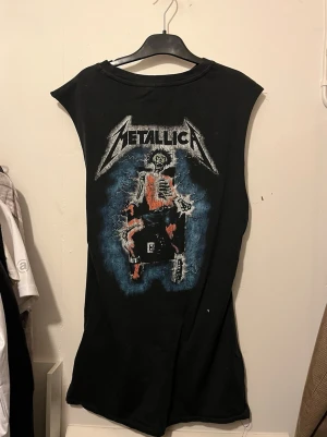 Metallica ärmlös t-shirt Ride the Lightning - Säljer en riktigt cool svart ärmlös Metallica t-shirt med tryck från albumet Ride the Lightning.  Perfekt för dig som gillar rock och vill sticka ut med en ikonisk bandtröja.