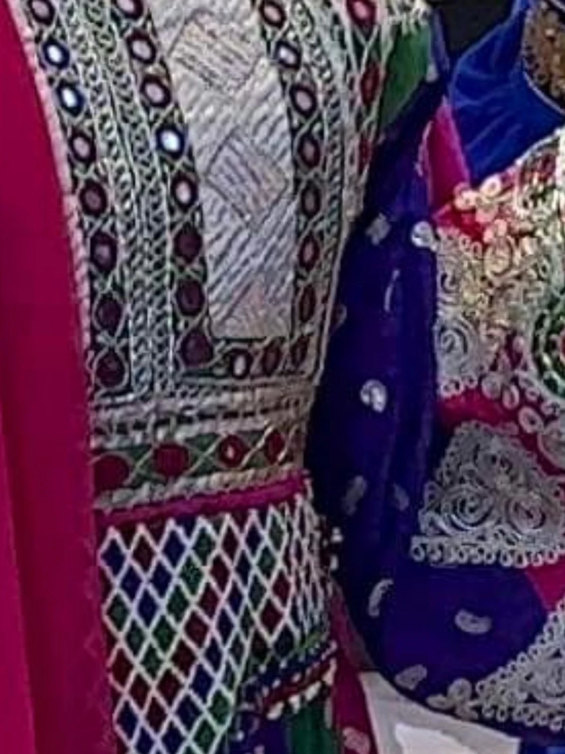 Färgstark långklänning med brodyr - 1