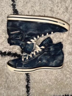 Diesel denim pocket shoes - Super cool diesel shoes in denim material and indigo color with a nice wash featuring a functional pocket where you can hide stuff. Very good condition
