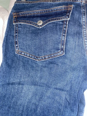 Blåa bootcut jeans från lager 157 - Säljer bootcut jeans från lager 157 de är low rise och mörkblåa, är helt nya.