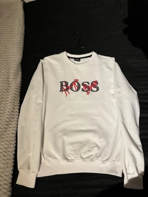 Hugo Boss sweatshirt  - En mycket stilren Hugo Boss Sweatshirt som jag köpte på min semester utomlands. Använd endast ett fåtal gånger säljer den då inte längre passar in i min stil. Storlek M men sitter ganska tajt så skulle säga storlek S 