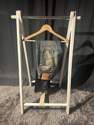Nudie Dry Jeans - Nudie Thin Finn Dry jeans Storlek: 30/32 Färg: Dry Skick: 8/10 Hör av er vid fler frågor eller funderingar!✌️// Hugo